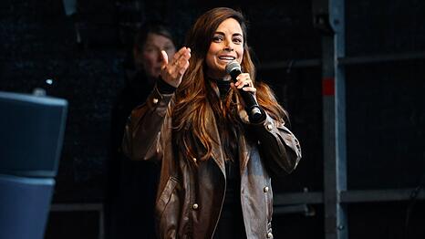 Collien Fernandes auf einer Demonstration in Hamburg, an der sie aufgrund von Morddrohungen zun&auml;chst nicht teilnehmen wollte.