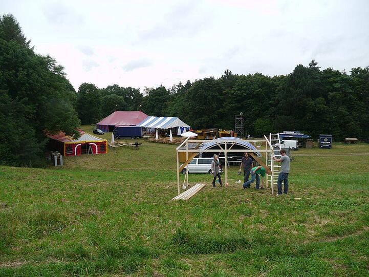Die Aufbauarbeiten für das Gräfelfinger Kultrufestival.