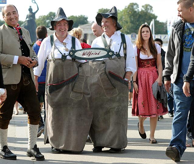 In seine Lederhose könnten zwei Männer reinpassen. Moment. Das sind ja zwei Männer!