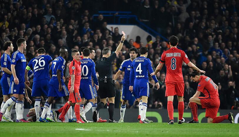 Zlatan Ibrahimovic sieht im Champions-League-Spiel gegen den FC Chelsea die Rote Karte