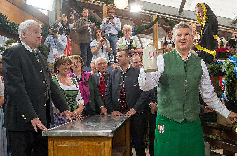 Münchens Oberbürgermeister Dieter Reiter (vorne im Bild) beim letztjährigen Wiesn-Anstich. Heuer verlost die Stadt 20 Plätze.