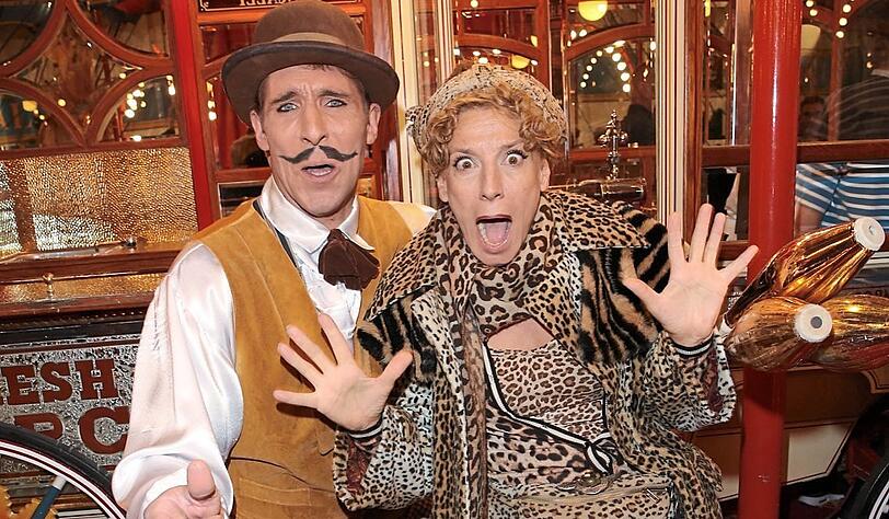 Posen vor der Premiere: Sissi Perlinger in ihrem Element.