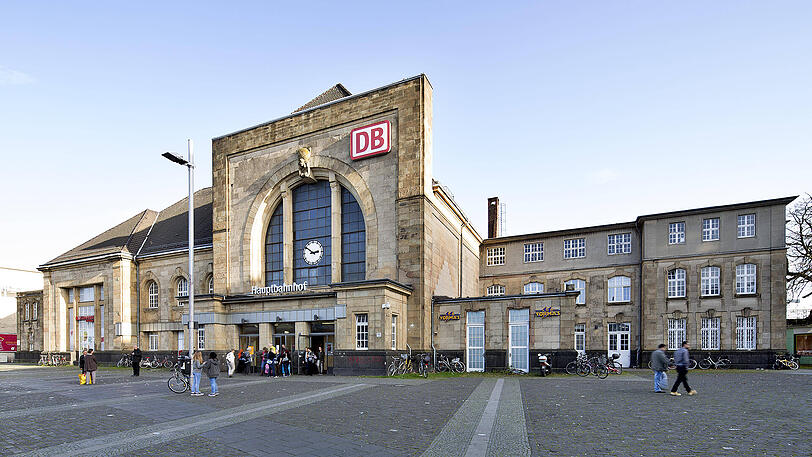 Der Hauptbahnhof in Mönchengladbach: Bei der Ankunft kontrollierte die Polizei den Zug. (Archivbild)