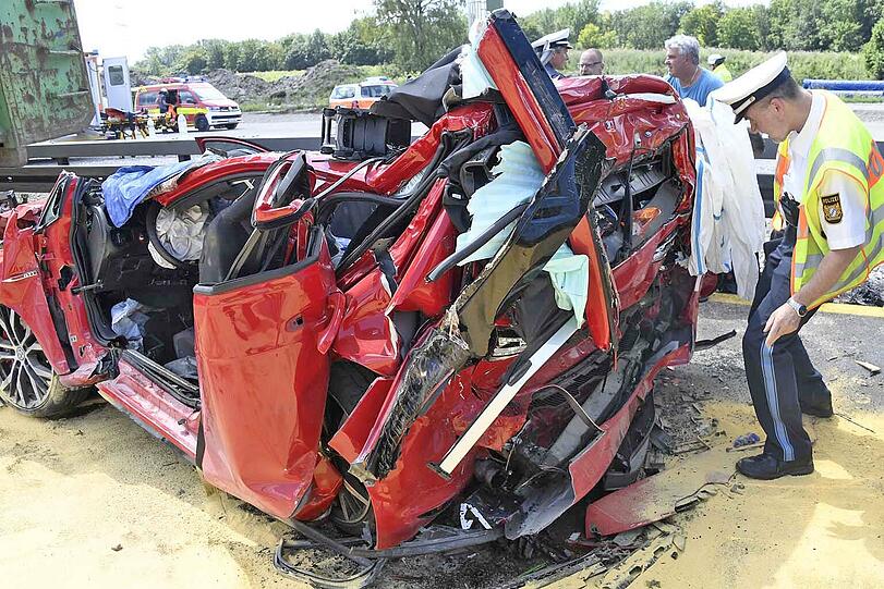Vier Schwerverletzte sind die Bilanz eines Horror-Unfalls auf der A99.