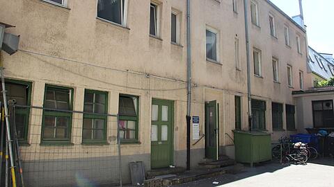 Für jedes der 14 Zimmer in diesem Hinterhaus an der Dachauer Straße haben die Eigentümer 600 Euro Miete kassiert &ndash; und nun die Mieter fristlos vor die Tür gesetzt.