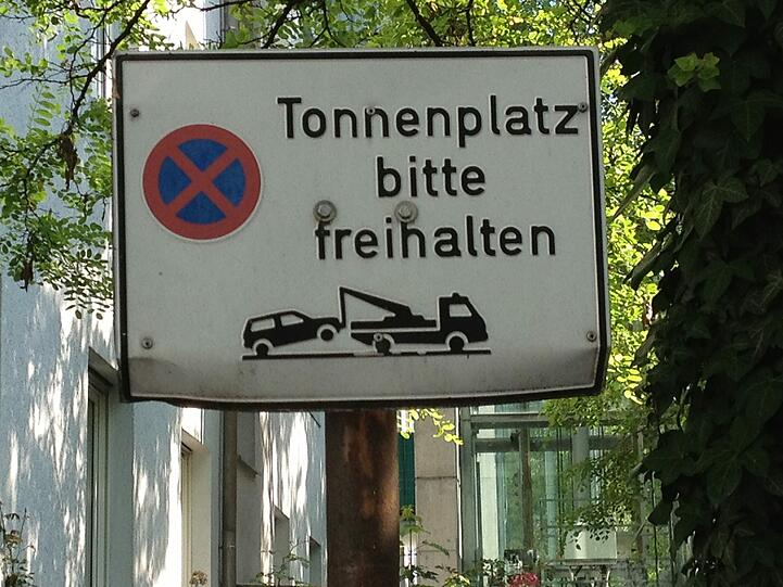 In diesen Innenhof in der Maxvorstadt darf man fast gar nichts - zumindest wenn es nach den Schildern geht.