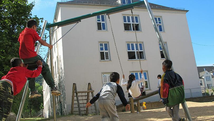 Kinder schaukeln auf einem Spielplatz. Kinder schaukeln auf einem Spielplatz.
