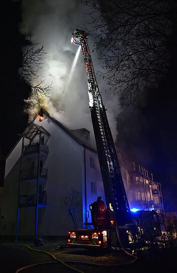 Ein Feuer auf einem Balkon setzte in Perlach einen ganzen Dachstuhl in Brand. Die Bilder von den Löscharbeiten.