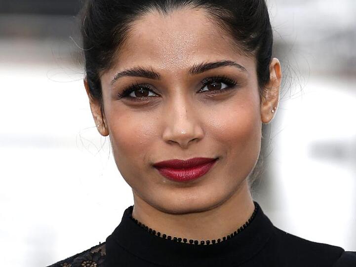 Die indische Schauspielerin Freida Pinto zeigt Haltung.