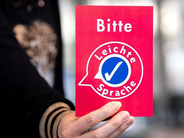 Eine Frau hält zum Thema "Leichte Sprache" in den Händen. Foto: Sven Hoppe/dpa/Archivbild