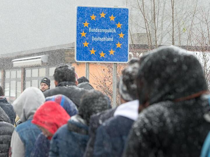 Flüchtlinge an der deutsch-österreichischen Grenze nahe Wegscheid im Herbst 2015.