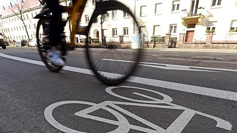 Fahrradfahrer auf dem Radstreifen. (Symbolbild)