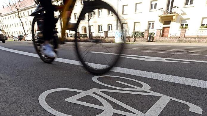Fahrradfahrer auf dem Radstreifen. (Symbolbild)