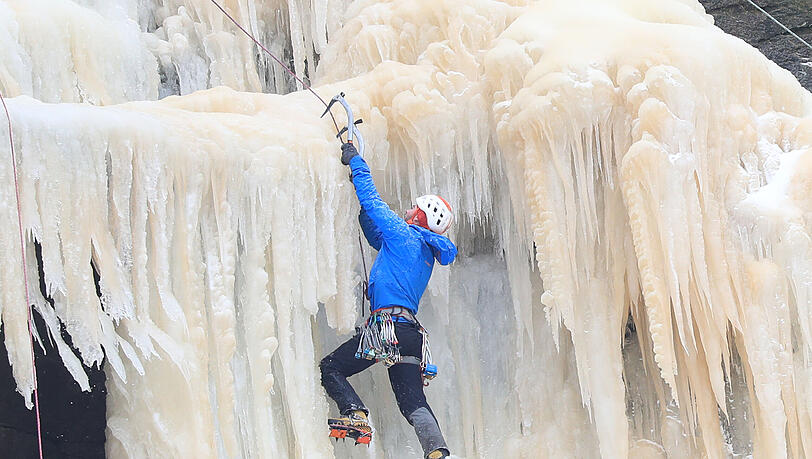Nicht ganz ungefährlich: Eisklettern (Symbolbild)