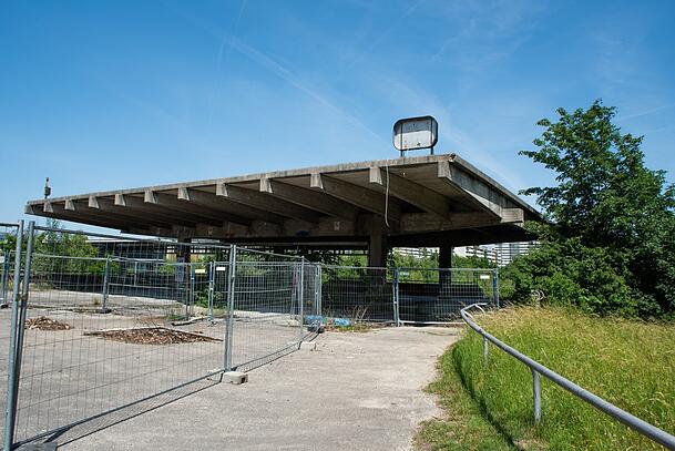 Der stillgelegte Olympia-S-Bahnhof gammelt vor sich hin. Was mit dem Gebäude passieren soll, ist nicht klar. Der stillgelegte Olympia-S-Bahnhof gammelt vor sich hin. Was mit dem Gebäude passieren soll, ist nicht klar.