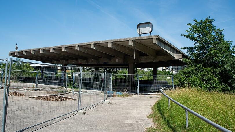 Der stillgelegte Olympia-S-Bahnhof gammelt vor sich hin. Was mit dem Gebäude passieren soll, ist nicht klar.