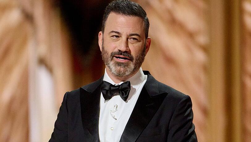 Jimmy Kimmel hat den Vertrag für seine Late-Night-Show um ein Jahr verlängert. Jimmy Kimmel hat den Vertrag für seine Late-Night-Show um ein Jahr verlängert.