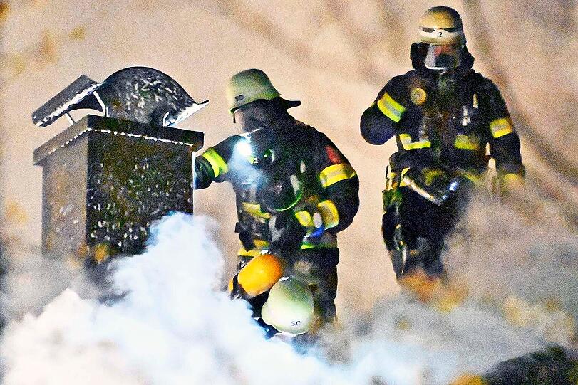 Gro&szlig;einsatz der M&uuml;nchner Feuerwehr: In der Diefenbachstra&szlig;e in Solln hat der Dachstuhl eines dreigeschossigen Wohnhauses gebrannt.