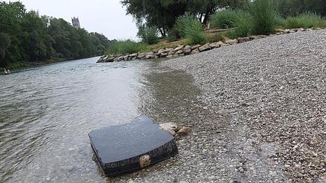 Nur wenige Meter von der Weideninsel in der Isar entfernt, tauchte pl&ouml;tzlich der Grabstein auf.