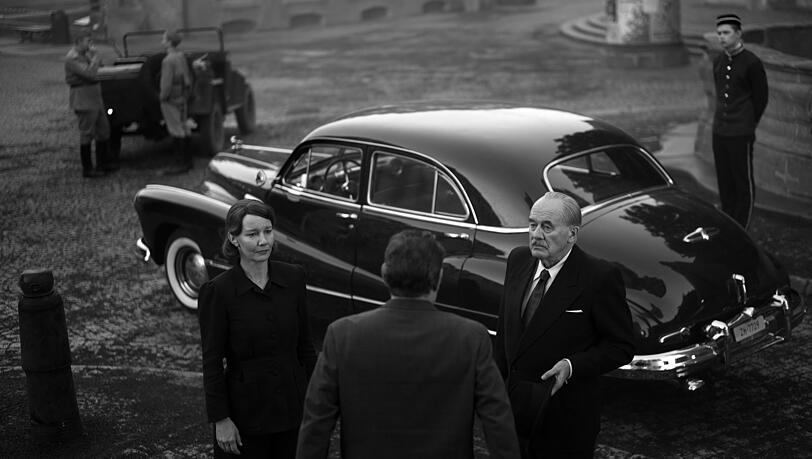 Ankunft in Weimar: Thomas Mann (Hanns Zischler) und Tochter Erika Mann (Sandra Hüller) werden von Johannes R. Becher (Devid Striesow) empfangen. Ankunft in Weimar: Thomas Mann (Hanns Zischler) und Tochter Erika Mann (Sandra Hüller) werden von Johannes R. Becher (Devid Striesow) empfangen.