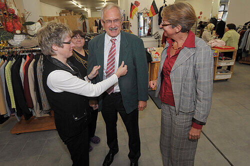 Ein grünes Sakko für den roten Günter: Der Abgeordnete Gloser mit Laden-Chefin Petra Homburg (li.) und Gabriele Sörgel von der Stadtmission im &bdquo;Allerhand&ldquo;-Shop in der Rothenburger Straße.