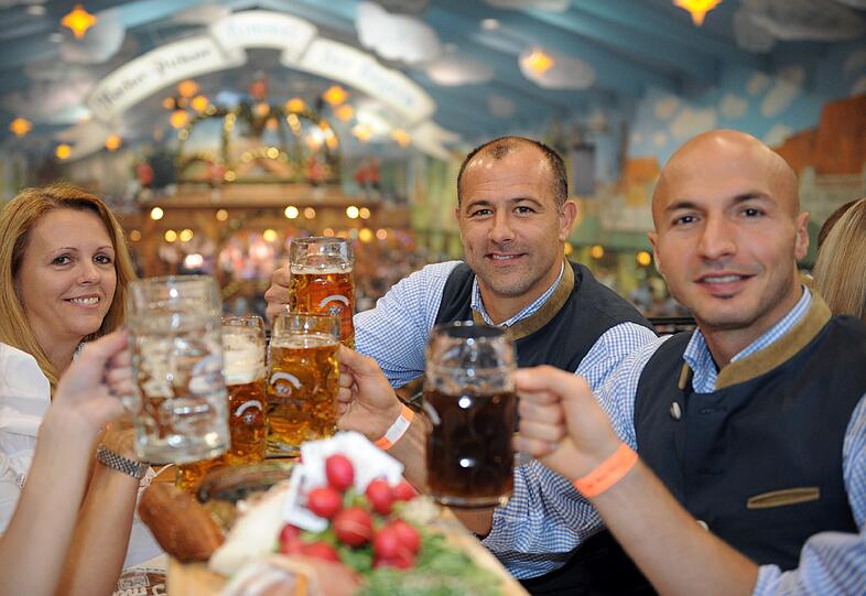Kiraly als Wiesn-Besucher: Mit Ehefrau Zsanett und Necat Aygün