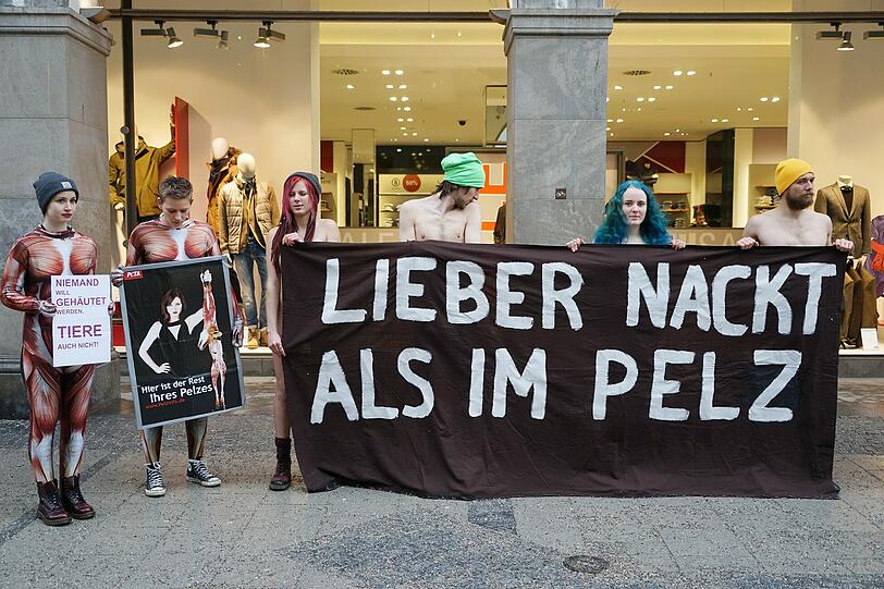 "Lieber nackt als im Pelz": Bilder von der Protestaktion