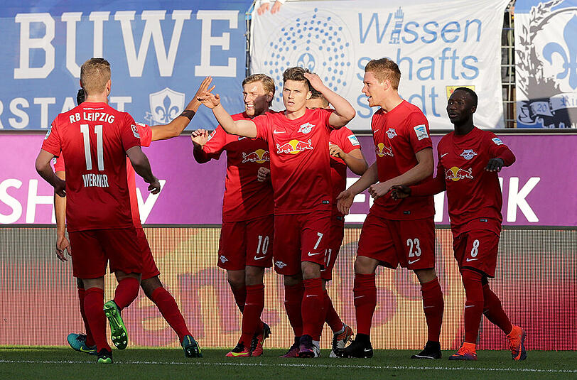 RB Leipzig feiert den 2:0-Sieg in Darmstadt &ndash; damit ist der Aufsteiger in seiner Bundesliga-Historie weiterhin ungeschlagen.