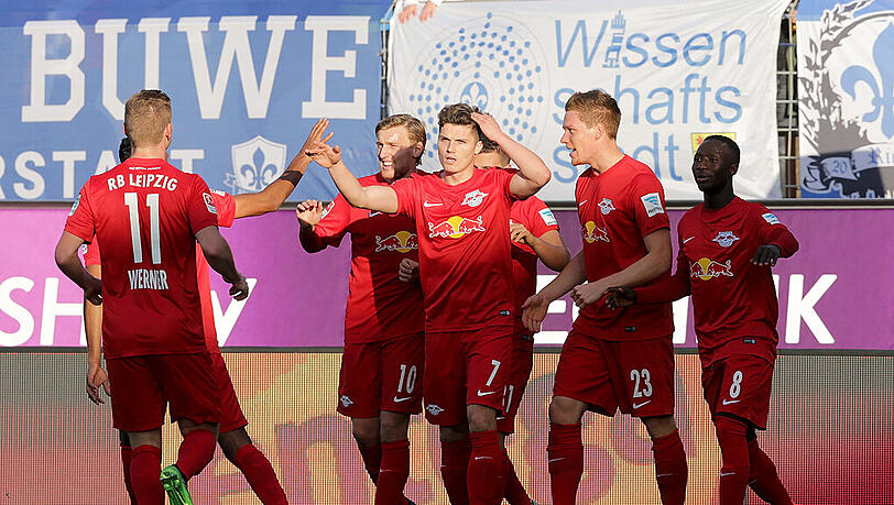 RB Leipzig feiert den 2:0-Sieg in Darmstadt – damit ist der Aufsteiger in seiner Bundesliga-Historie weiterhin ungeschlagen. RB Leipzig feiert den 2:0-Sieg in Darmstadt – damit ist der Aufsteiger in seiner Bundesliga-Historie weiterhin ungeschlagen.