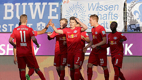 RB Leipzig feiert den 2:0-Sieg in Darmstadt &ndash; damit ist der Aufsteiger in seiner Bundesliga-Historie weiterhin ungeschlagen.