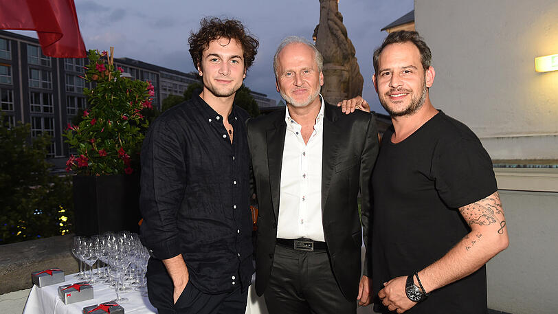 Grill-Trio: Samuel Schneider (l.), Markus Wahl, Moritz Bleibtreu (r.).
