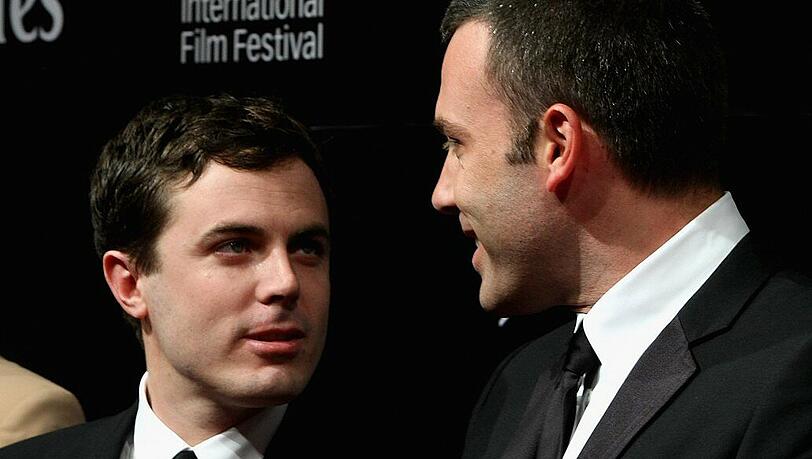 War das alles nur ein Scherz oder plauderte Casey Affleck (links) brisante Neuigkeiten über seinen Bruder Ben Affleck und seiner Zukunft als Batman aus?