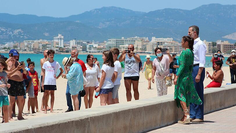 König Felipe und Königin Letizia zeigen sich direkt am Strand. König Felipe und Königin Letizia zeigen sich direkt am Strand.