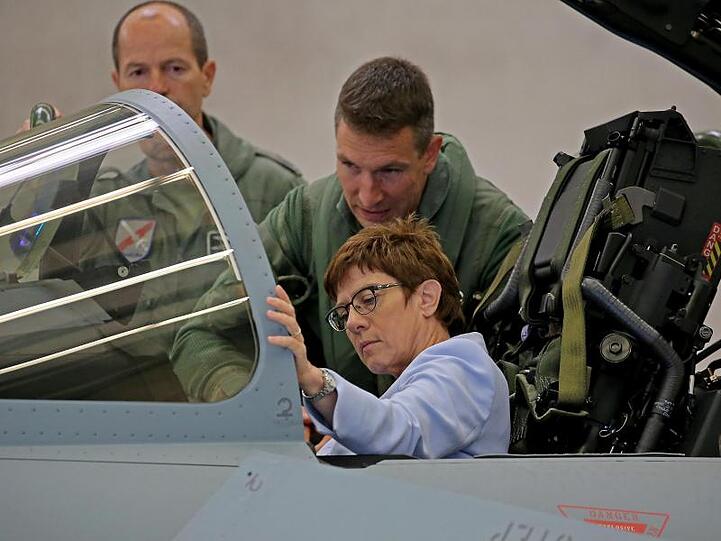 Verteidigungsministerin Annegret Kramp-Karrenbauer (CDU) sitzt in einem Eurofighter. Foto: Oliver Berg/dpa/Archivbild