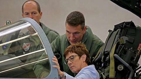 Verteidigungsministerin Annegret Kramp-Karrenbauer (CDU) sitzt in einem Eurofighter. Foto: Oliver Berg/dpa/Archivbild
