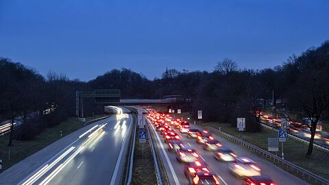 Zahlreiche Autos fahren in der Dämmerung über die Autobahn - bei so viel Verkehr kann man in der Regel eh nicht rasen, selbst wenn man wollte. Bundesumweltministerin Steffi Lemke (kl. Bild) will aber ein generelles Tempolimit - zum Wohle des Klimas.