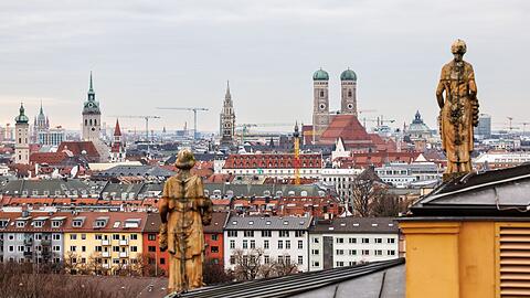 Blick in Richtung Münchens Altstadt auf Rathaus, Frauenkirche und Alten Peter. Hier hat sich die AZ zeigen lassen, wo es noch die letzten Spatzen der Stadt gibt.