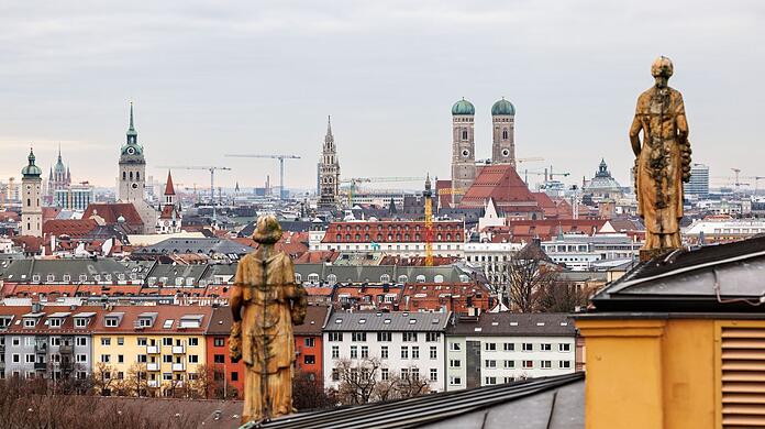 Die Figuren auf dem Landtagsdach sind vor der Altstadt von München mit dem Alten Peter, dem Rathaus und der Frauenkirche zu sehen. Die Figuren auf dem Landtagsdach sind vor der Altstadt von München mit dem Alten Peter, dem Rathaus und der Frauenkirche zu sehen.