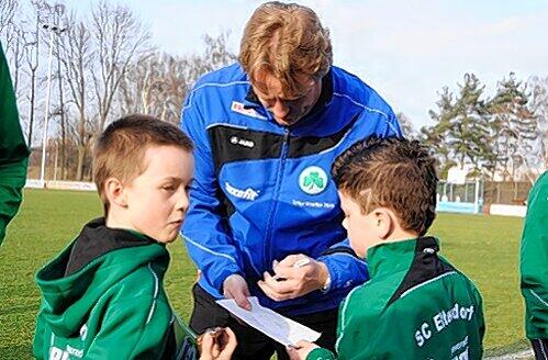 Die kleinen Fürther Fans haben sein Autogramm schon, der Verein wird es wohl auch bekommen: Mike Büskens bleibt dem Kleeblatt treu.