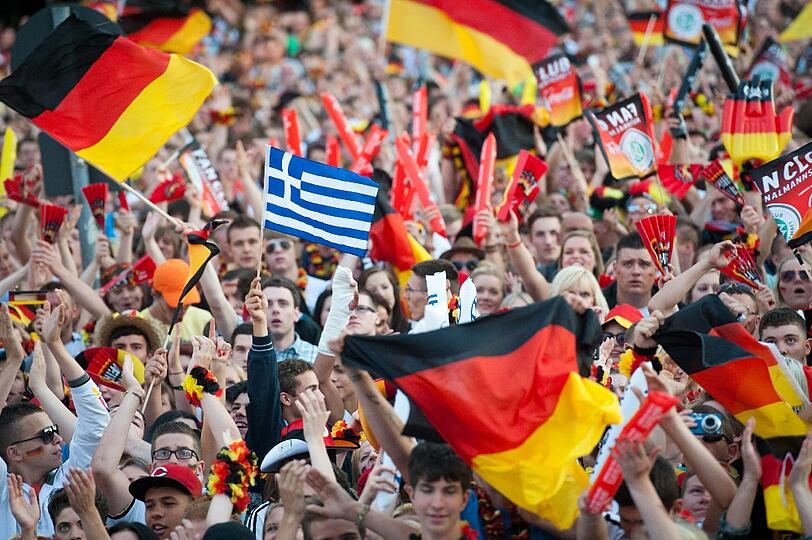 Fahnen, Masken, gute Laune: Hier feiern die Fans mit ihrer deutschen Elf den 4:2-Sieg gegen Griechenland! Die besten Bilder vom Public Viewing zum Durchklicken und Mitjubeln!