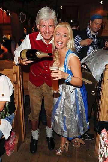 Daniele Bademeister mit Ex-Glücksrad-Moderator Frederic Meisner. Diesmal mit Schmampus statt "Wiesn-Koks". Prost!
