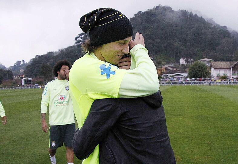 Weitere Bilder von Neymars Besuch beim Training der brasilianischen Nationalelf. Diese bereitet sich auf das Spiel um Platz 3 gegen die Niederlande vor.