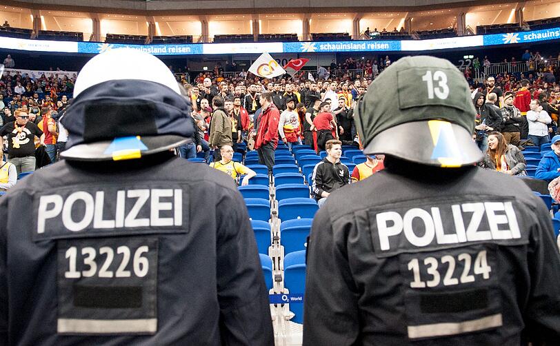 Vor dem Spiel gerieten Fans und Ordner aneinander.