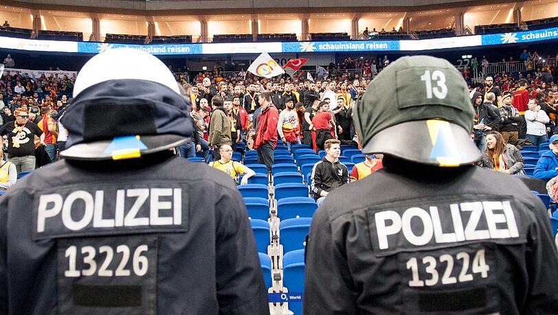 Vor dem Spiel gerieten Fans und Ordner aneinander. Vor dem Spiel gerieten Fans und Ordner aneinander.
