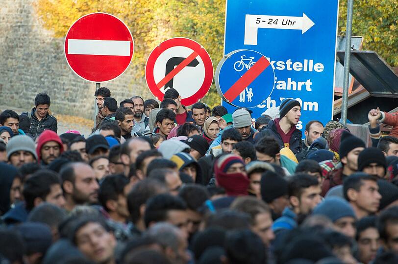 Der Zustrom von Flüchtlingen an der österreichisch-deutschen Grenze reißt nicht ab.