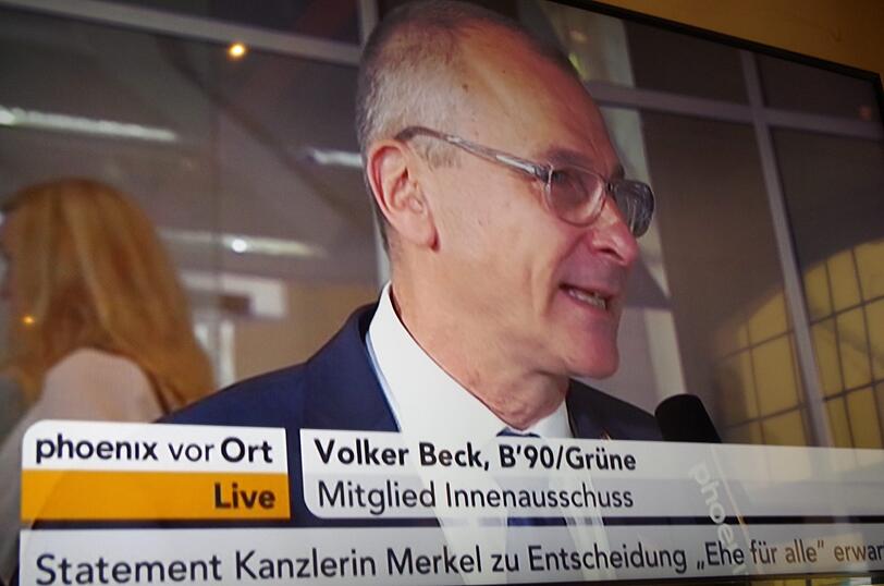 Schwule, Lesben, Heterosexuelle, Bisexuelle und Transgender trafen sich am Freitagmorgen, um die Abstimmung im Bundestag live zu verfolgen - die Bilder.