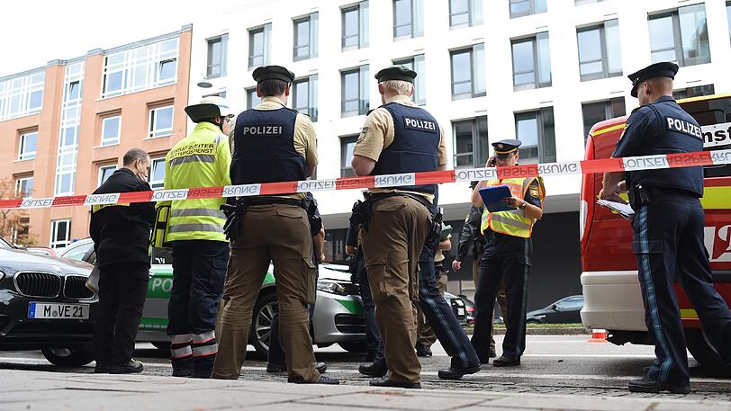 Mehrere Menschen sind in München von einem Unbekannten mit einem Messer angegriffen und verletzt worden.
