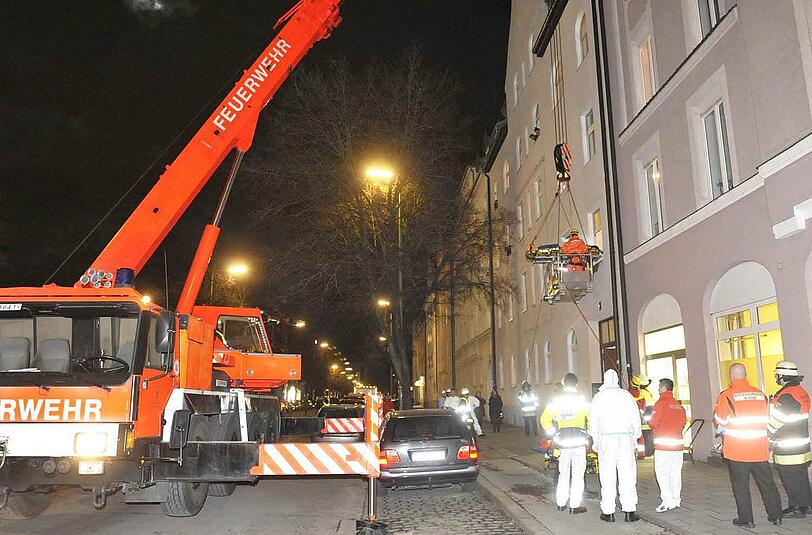 Die Berufsfeuerwehr München musste mit schwerem Gerät anrücken, um den Mann aus der Wohnung zu bekommen.