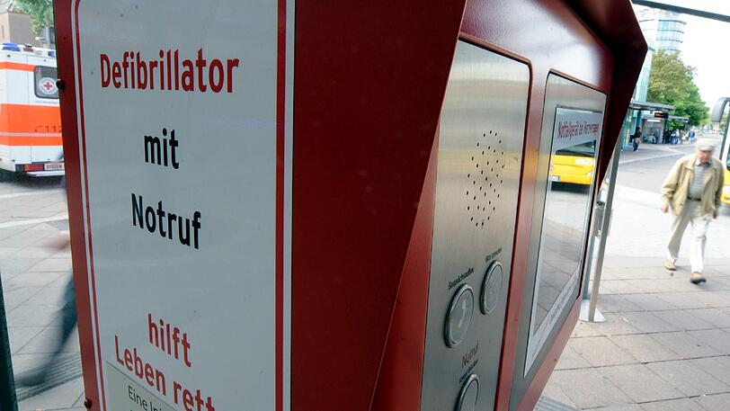 Defibrilatoren stehen an jedem Bahnhof bereit. Jetzt hat ein solches Gerät einem 80-Jöhrigen das Leben gerettet. (Symbolbild)