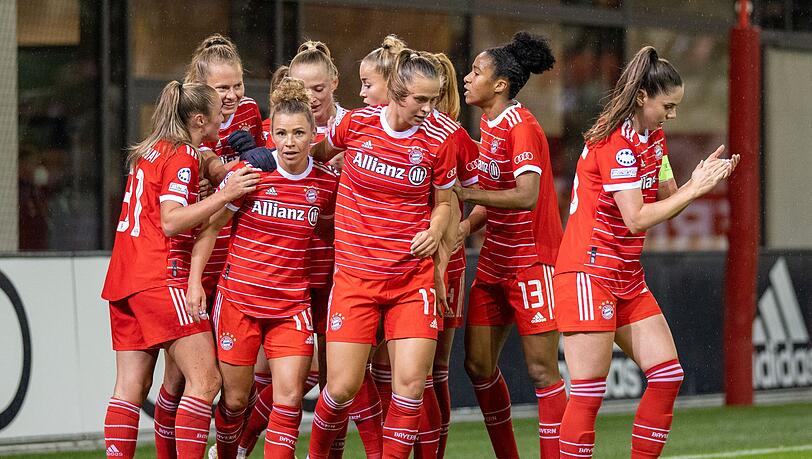 Fußball, Frauen: Champions League, FC Bayern München - Real Sociedad San Sebastian, Zwischenrunde, 2. Runde, Rückspiel, FC Bayern Campus. Münchens Linda Dallmann (3.vll) bejubelt ihr Tor zum 1:0 mit dem Team. +++ dpa-Bildfunk +++